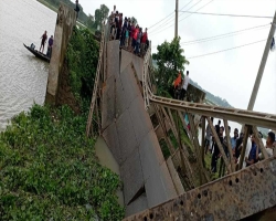 সেতু ভেঙে ২ জনের মৃত্যু :চালক-মালিকের বিরুদ্ধে ৩ কোটি টাকা মামলা